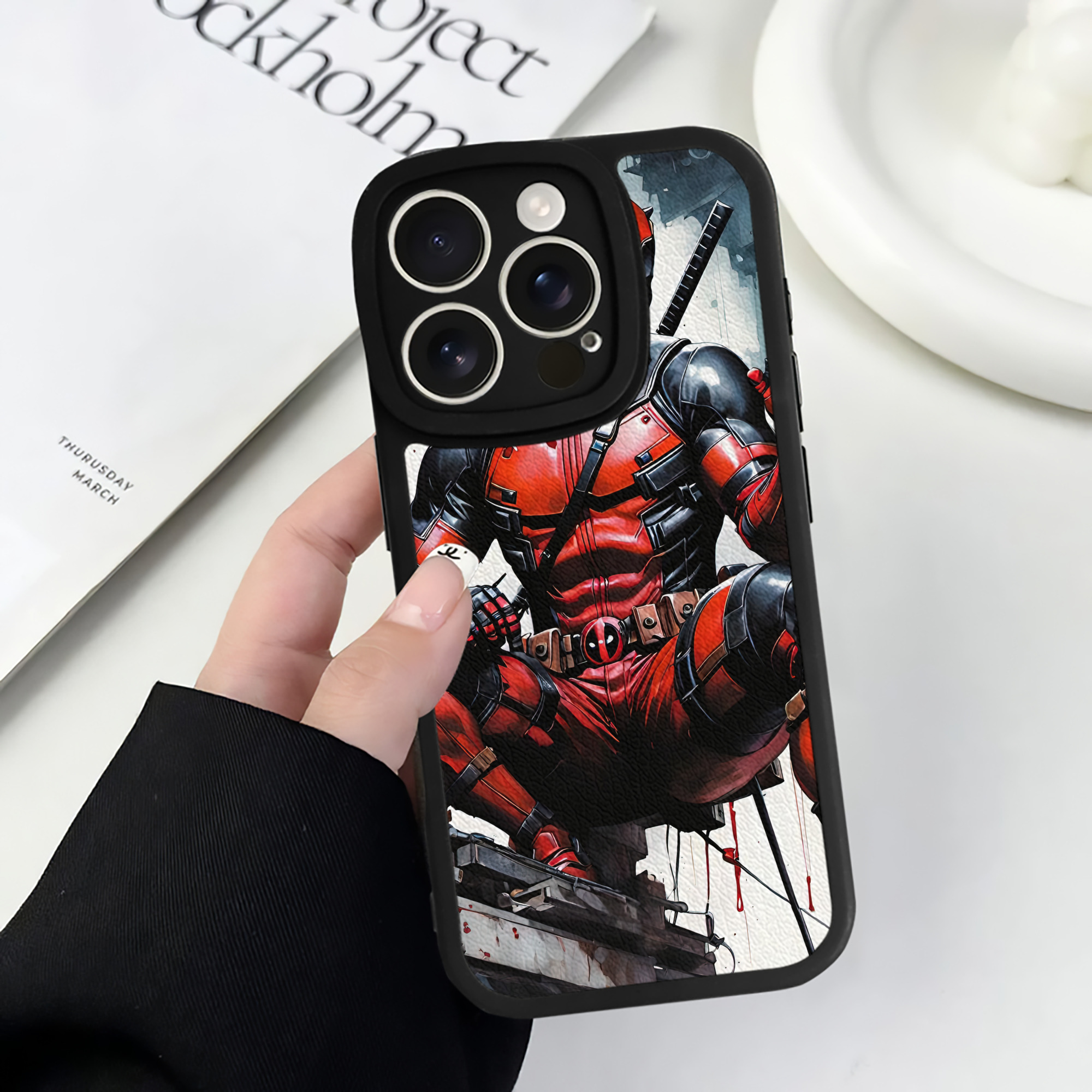 （画像用） Deadpool デッドプール 【iPhone 16シリーズ対応】シリコンスマホケース（レザー調） 材質：シリコン